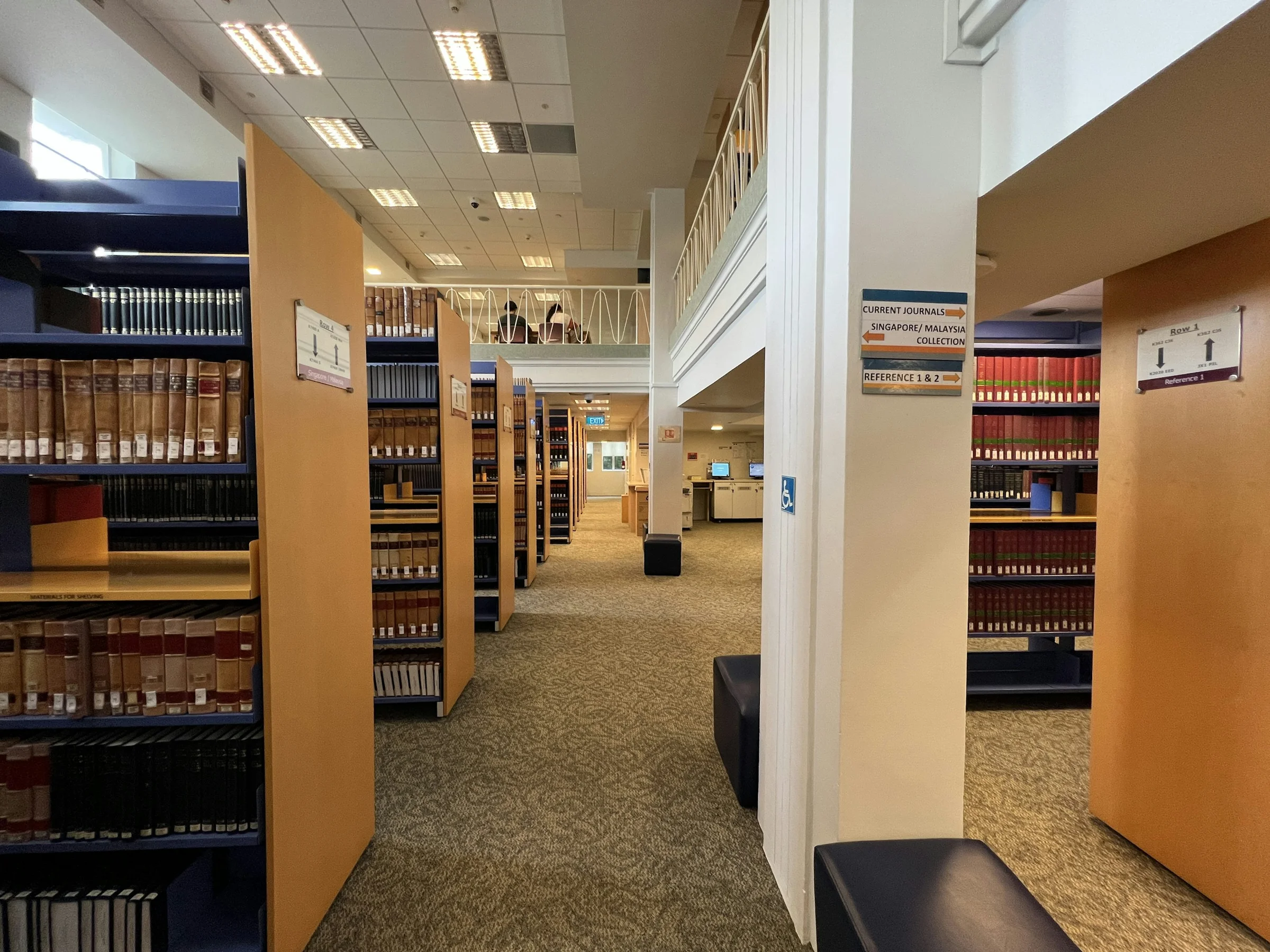 Rayonnages d’une bibliothèque universitaire à Singapour — photo d’illustration ; ne représente ni Faouzi Annajah ni un site NamX.