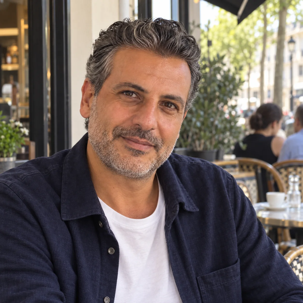 Mohssin Gunnouni, portrait en intérieur